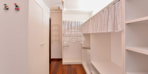 Closet com armários, ventilado e iluminado