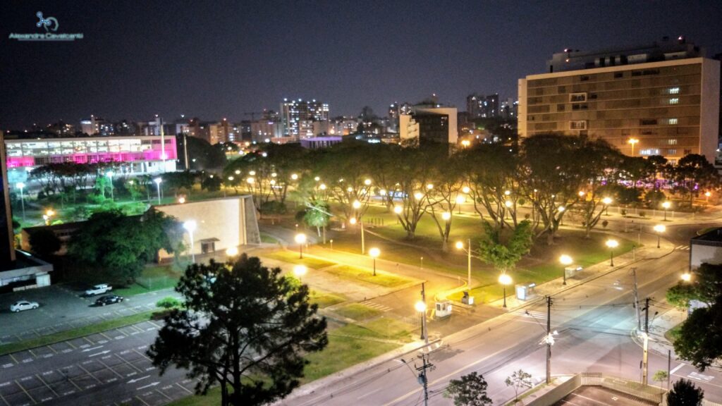 Vista noturna do Centro Cívico em Curitiba